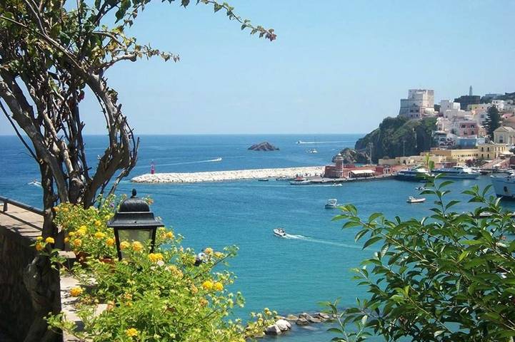 Casa vacanza per 2 persone, con panorama e giardino nonché terrazza, con animali domestici a Ponza
