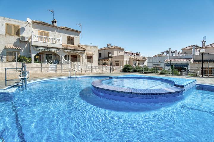 Cheap villa for 6 people, with children pool and garden in Torrevieja