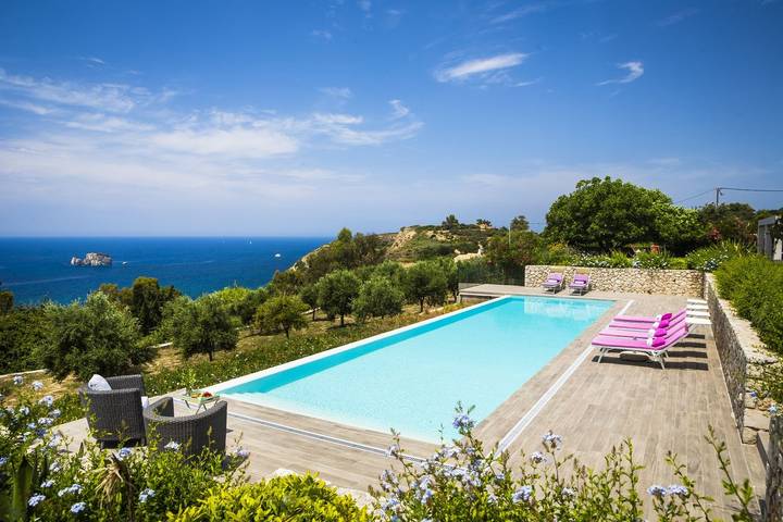 Villa for 4 people, with ocean view and garden as well as balcony in Kefalonia