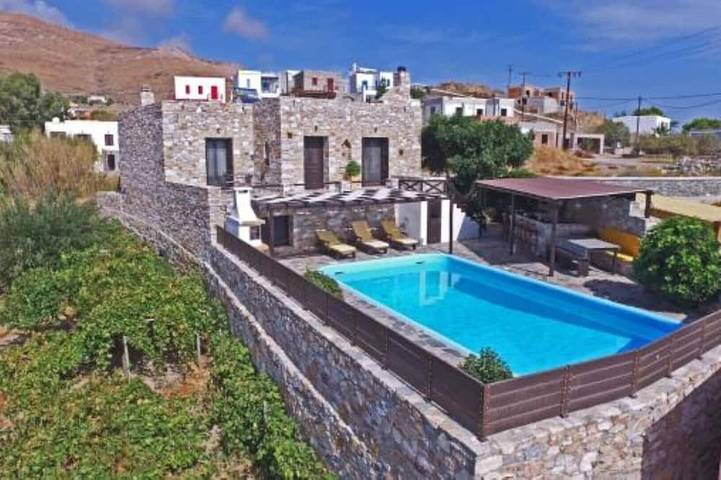 Villa for 10 people, with hot tub and balcony in Syros