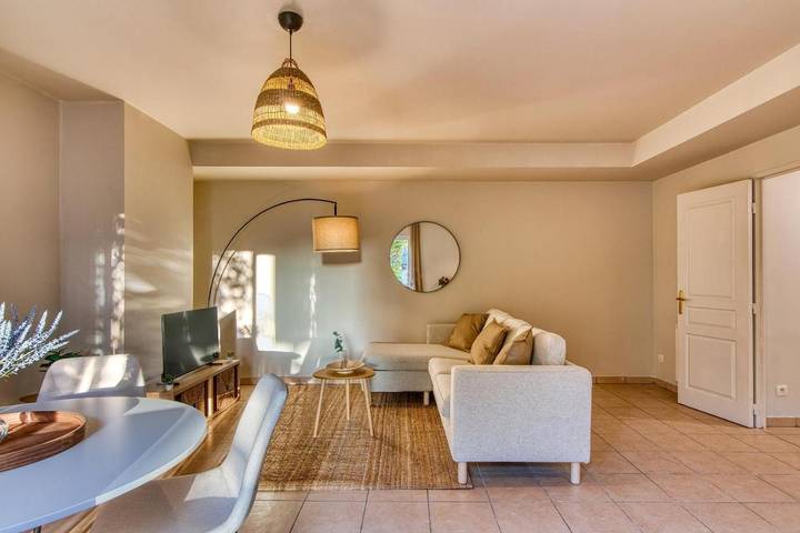 Location de vacances pour 2 personnes, avec terrasse à Bron