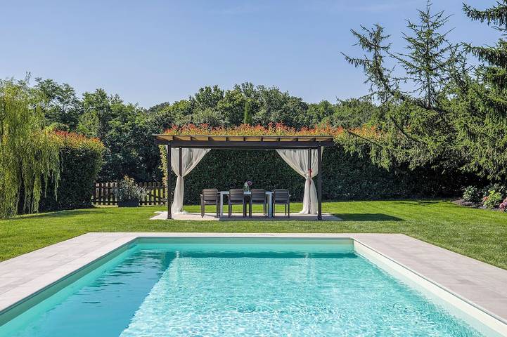 Villa with pool for 11 people, with hot tub and terrace as well as garden in Lucca