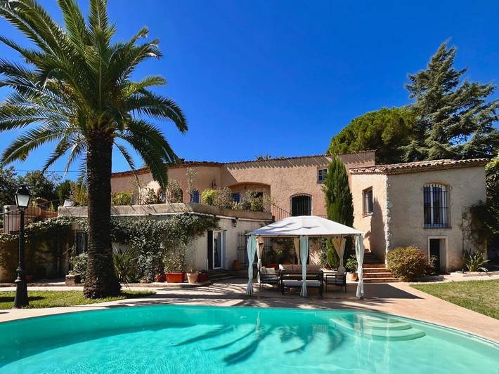 Location de vacances pour 2 personnes, avec piscine et jardin à Le Rouret