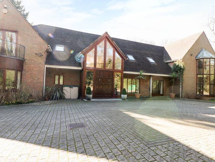 Holiday rental for 10 people, with garden and pool in Eastleigh