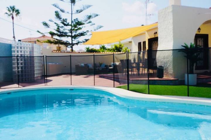 Cheap villa for 4 people, with terrace and garden in Torrevieja