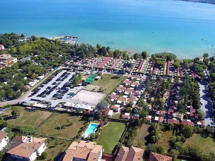 Camping für 4 Personen, mit Terrasse und Kinderpool am Gardasee