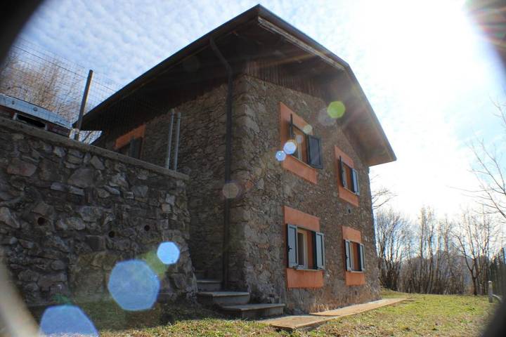 Rustico per 6 persone, con panorama e giardino, con animali domestici in Provincia di Bergamo