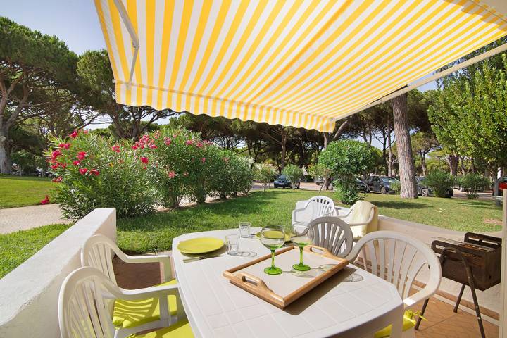Holiday rental for 4 people, with children pool and garden in Olhos de Água